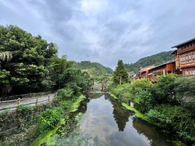 房子部分位置（大约10来处）因为温度变化有点裂缝需要修补，只需要把开裂处处理好就行，不用大动干戈。个别位置要打点白色硅胶。（工具材料自备或者被提供都可以）