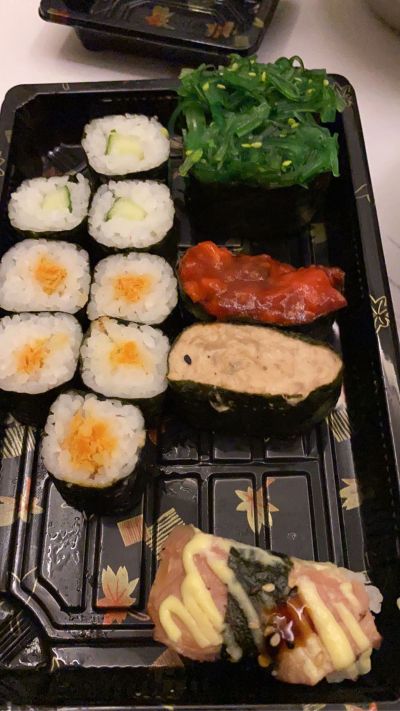 我需要找有两年橱柜安装经验以上的师傅，懂橱柜安装流程，懂五金安装。不用安装台面。
