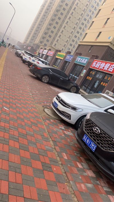 窗户漏风，密封不严，明显感觉有凉风，导致屋里温度上不去，每个窗户都是这样，不知道是需要换胶条还是拆开修再从新安装，需求