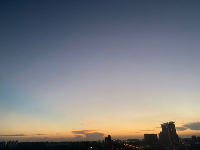 把指示牌拆掉，墙面修补好