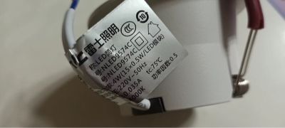 4层大吊灯。帮助完善装灯细节