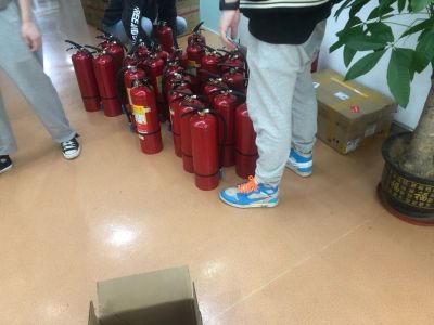 按装消防门逃生门锁，有三个门要装