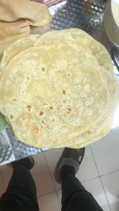 单人床 床头床尾俩板子 两个横板一个铁架子床屉组装 螺丝不太全了 要求带点需要的螺丝 有一个支撑角铁滑丝了 需要想办法安装