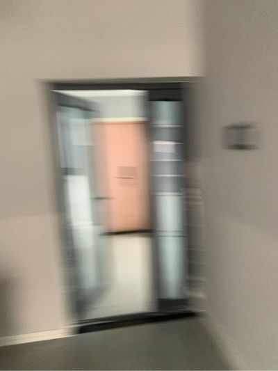 阳台顶面掉漆，需要重刷，不做腻子，有柔性涂料，需要带长工具，没有梯子。