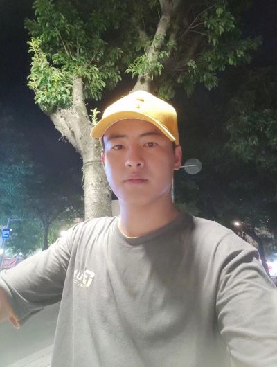 桑葚酒跟其他酒类相比，含有更多的微量元素，像硒、钙、铁、锌等元素，另外还含有苹果酸、维生素B1、维生素B2、维生素C，抗坏血酸，β-胡萝卜素等维生素成分。还含有一些像花青素、白藜芦醇等抗氧化生物活性成分。