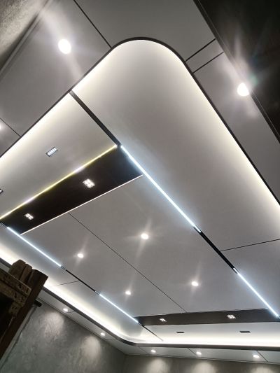 专业承接按装蜂窝大板，集成铝扣板，墙板，等工装家装的全屋吊顶，按图施工，保证质量（图片是施工成品实拍）