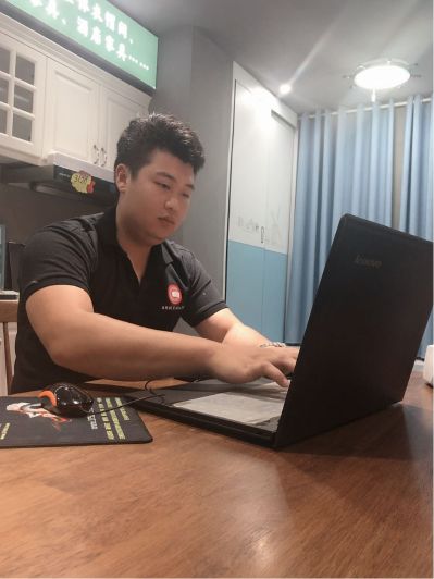 需要冲击钻把柜子抬升加吊柜钉回正，注意不要打到水管。