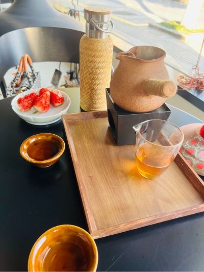 椅子6条，办公桌2张，屏风一个，置物架一个