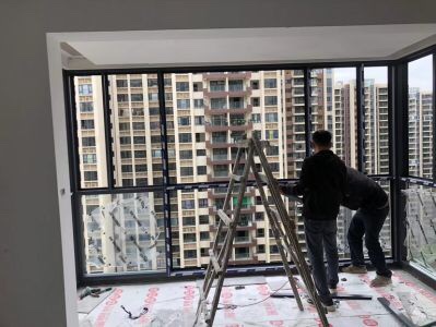 包工包料：
                 110#1.4厚530/方，开启扇500/个，防盗格100/个，转角柱140/米，
                 110#2.0厚630/方，开启扇500/个，防盗格100/个，转角柱140/米，
运费300
 单包工：150/方，包含结构胶，安装不锈钢螺丝。
本报价以10平方起算，如少于10平方另作报价，如需吊装另算，