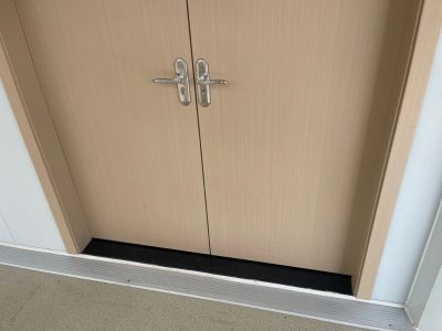 出租房7个小吸顶灯和三个窗帘