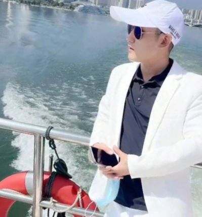 专业瓷砖美缝，门窗柜子打胶收口。承接范围：泸州—宜宾两市。欢迎有瓷砖美缝，门窗柜子打胶收口的业主电话咨询！19130088866小龙