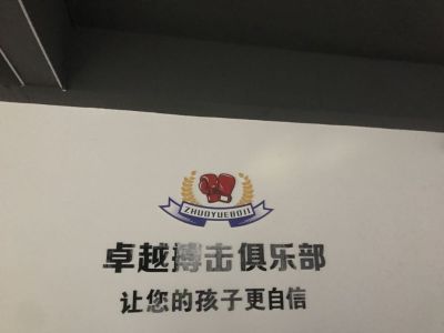 一、70米灯带罩安装，灯带和槽已经安装好，只需要把壳盖好，都在顶上。
二，四个一米的轨道射灯安装。
