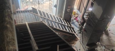 拆除楼梯浇灌拆除垃圾清运加固工程。地面砖维