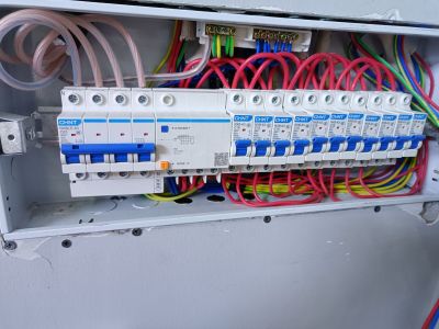 电镀维修，以及铝合金安装，承接水电安装、洁具/卫浴维修安装、水管/水龙头维修、防水堵漏、灯具维修、电路维修。快速上门 服务项目：电路维修：电路跳闸，电路短路，配电箱.电表箱空气开关、漏电开关更换、安装维修：吊灯、吸顶灯、水晶灯、镜前灯、壁灯、筒灯、射灯、外景灯、灯带．浴霸等。水管漏水维修、更换水龙头。开关、插座安装维修，插座短路维修、厨卫加灯、电表安装、镇流器、空气开关安装，吊扇安装，电路没电、电路漏电、电路短路、跳闸维修