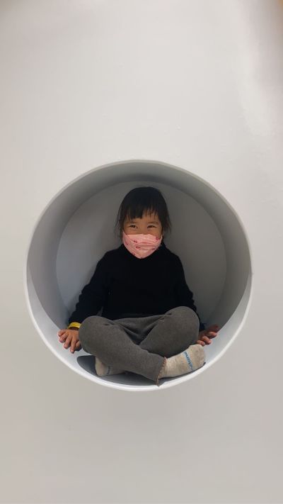 墙面打孔 固定龙骨 灯箱吸在龙骨上 接电 一天时间