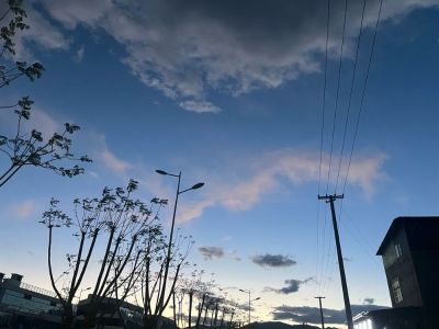 瓷砖上墙展示架滑轨安装 还有2米的橱柜板材需要安装
