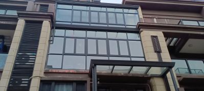 承接：铝合金门窗，断桥系统门窗，护栏，阳光房，雨棚安装。