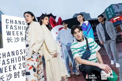 深色墙面孔洞，需要修补，价格面议