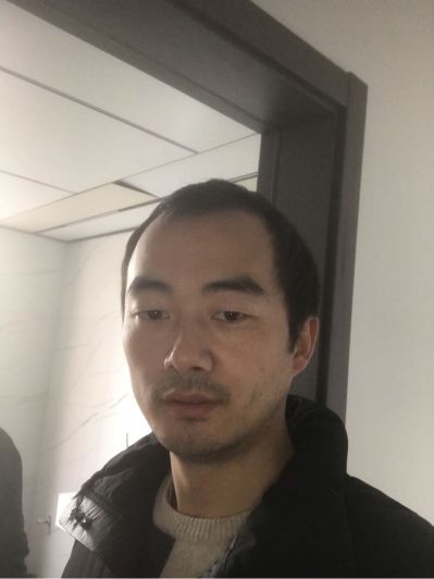 柜子装了一半，原来的安装工走了，现在柜子已经基本组装好，还剩门板和固定