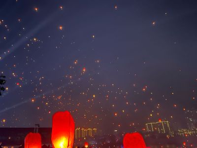 由于特殊原因 只剩两个卫生间，一个厨房面积没贴瓷，需要贴地砖和墙砖    踢脚线 墙面加地面50平左右   具体现场价格看现场谈