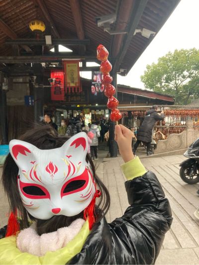 屋顶阳光棚更换钢化玻璃，玻璃已经拿到六楼，需要把旧玻璃边缘清理后更换新玻璃打胶！