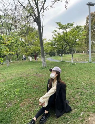专业贴木饰面的工人