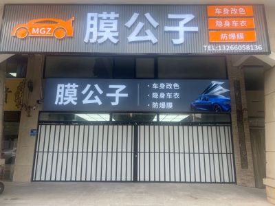 自带打墙的工具以及胶粒，还有密封油烟机管子胶带