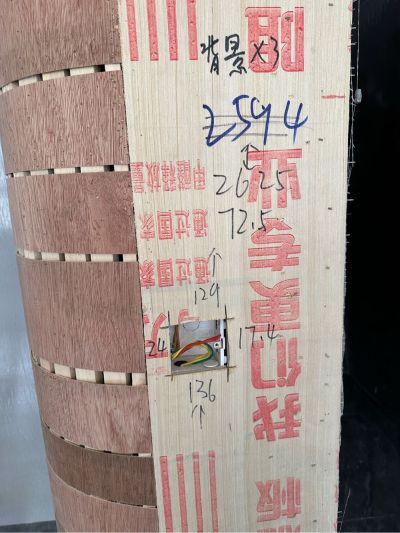 顶面一张木饰面翘边，需要更换一张。