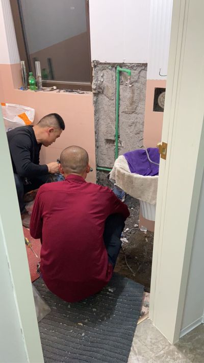 卫生间砸了半个需要从贴