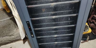 专业修理各种各样门窗，换玻璃，玻璃门，卷帘门，换地弹簧，换开关插座，换锁，换锁芯，，拆装服务，氩弧焊，电焊，不锈钢。防盗网，铝合金门窗，挂画，衣架，换纱网，做沙窗，金刚网纱窗