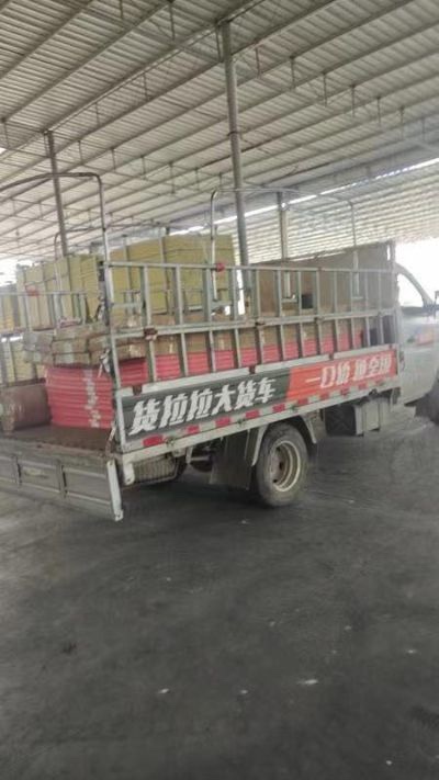 需要安装厨房的天然气管并且接好自闭阀，只要走好厨房里面的管，接上炉灶，不需要接上燃气表，已经提前预留有孔，不需要打孔，懂走燃气软管和安装自闭阀的师傅来，