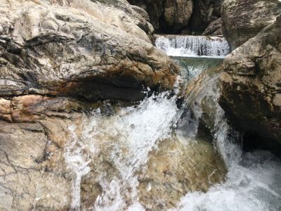 家里厨房吊顶需要安装，4.2×1.6的面积，材料已经买好，需要专业师傅自带工具，谢谢。