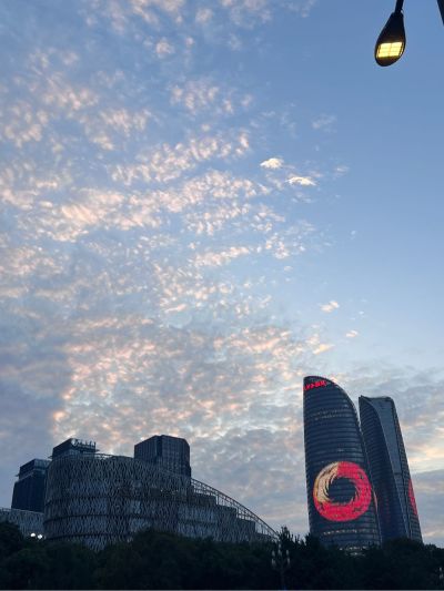 1沙发，2电脑桌，1马桶，1床