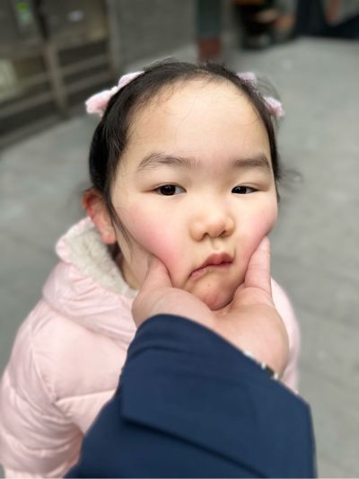 3个车位，约70平米，需将原有环氧地坪打磨，重新涂刷。要求师傅自己带设备打磨、涂刷，地坪漆我来提供。
