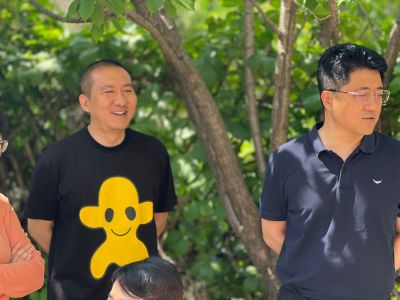 小院需要先拆除原有地面，包括几个树根，清运拆除的垃圾，然后平整地面进行铺砖，沙子水泥由工人自备，雇主提供吸水砖，尺寸600✖️300，院子大小大约66平米。