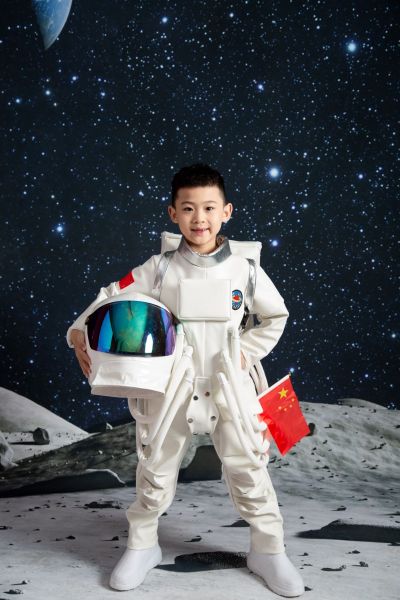 墙上安装8根装饰条15cm宽，2根封条。须锯出电表箱和弱电箱口，不需要装合页，能打开就行。安装用胶和钉