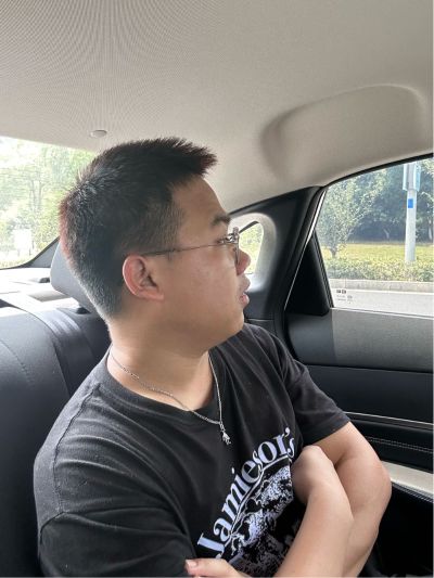 在外边打个洞从厨房接出个管子按个水龙头