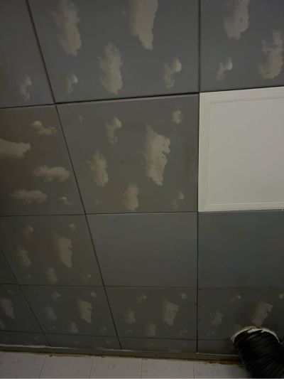 安装两米左右电线和一个吊顶风扇支架。需要有电线，线槽，膨胀螺丝