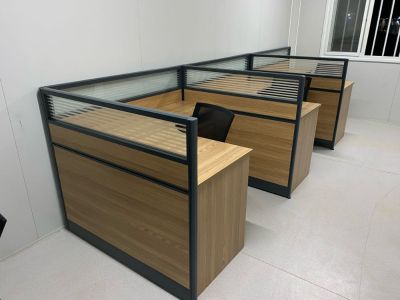 有一张1500×600×750mm桌子需要卸货、搬货（有电梯）、安装