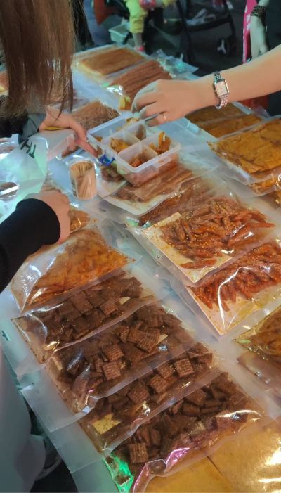 钢上打6个膨胀螺丝，安装雨棚，雨棚不用组装。