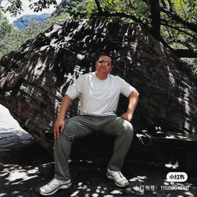 有一个大约1米*0.6米坑面需要水泥填平，家里水泥.沙，工具都有，师傅上门就行。