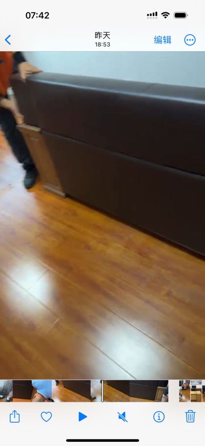 沙发挪地方，搬不出来。大概长2.4m宽不90cm三人沙发。需要有拆装沙发工具。不用全拆，能搬出来换地方再装上便可，需要帮忙一起抬一下。