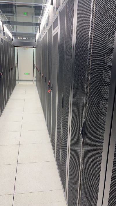 增城科教城教室开槽、每个课室讲台开长度1.3米、宽5公分、深5公分的槽到墙、大概200多个课室、