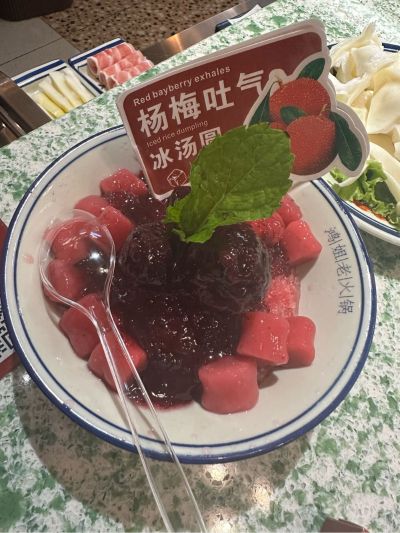 把三个书柜固定在墙上，