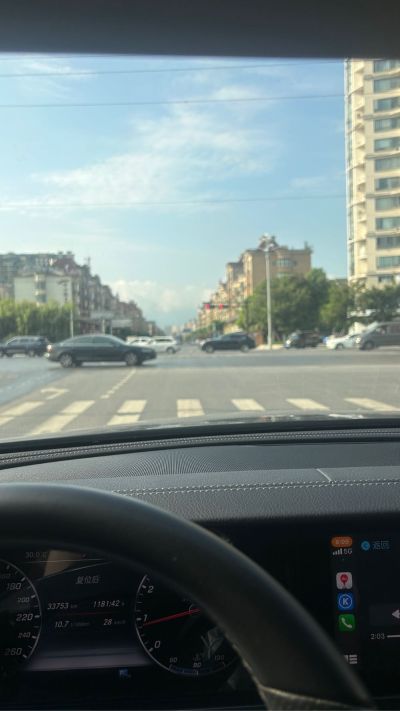 安装洗手间镜柜