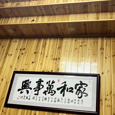 没有圆弧 就四米踢脚线 师傅自带胶水 十来分钟就可以装好