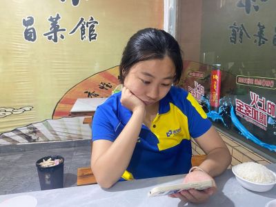 100平房子，腻子刮完了，需要有喷乳胶漆机器的师傅帮忙喷乳胶漆