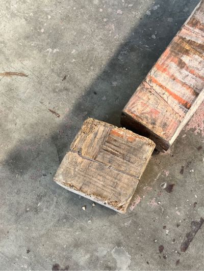 地板泡水腐烂，更换局部地板。吊顶加固