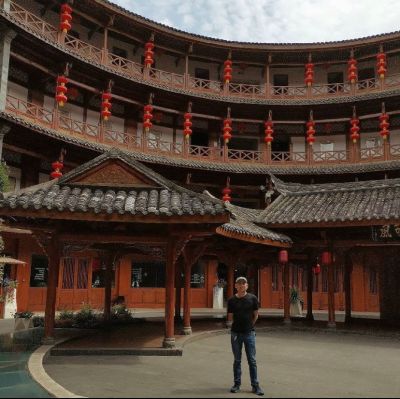 露台8米长，1.2米宽，地面找平 。夏女士：一八零零八零柒壹柒壹壹