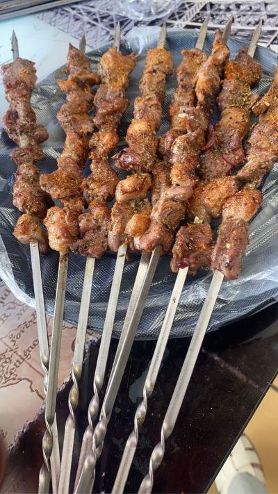 包含石膏线背景墙和房顶边缘石膏线